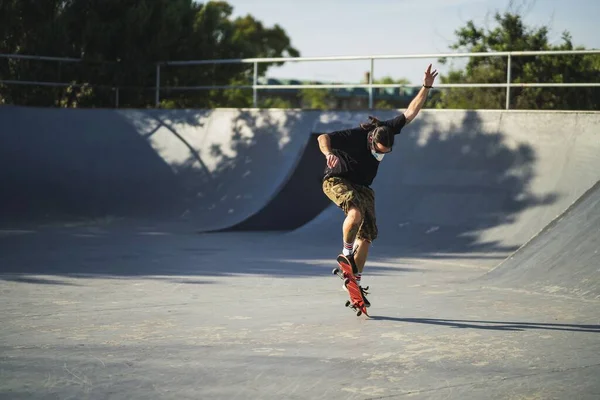 Young Male Doing Different Tricks Skateboard Park Wearing Medical Face — Stock Photo, Image