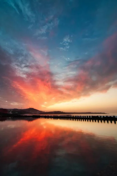 Una Vista Vertical Impresionante Mar Tranquilo Bajo Cielo Nublado Atardecer —  Fotos de Stock