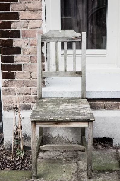 Μια Κάθετη Λήψη Μιας Παλιάς Ξύλινης Καρέκλας Φόντο Τοίχου Από — Φωτογραφία Αρχείου