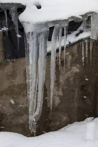 Tiro Vertical Grandes Icicles Pendurados Durante Inverno — Fotografia de Stock