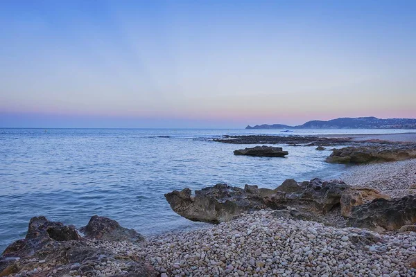 Eine Aufnahme Der Felsigen Küste Des Meeres Bei Sonnenuntergang — Stockfoto