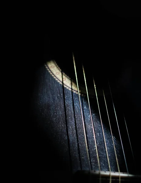 Gros Plan Des Vieilles Cordes Guitare Dans Une Pièce Sombre — Photo