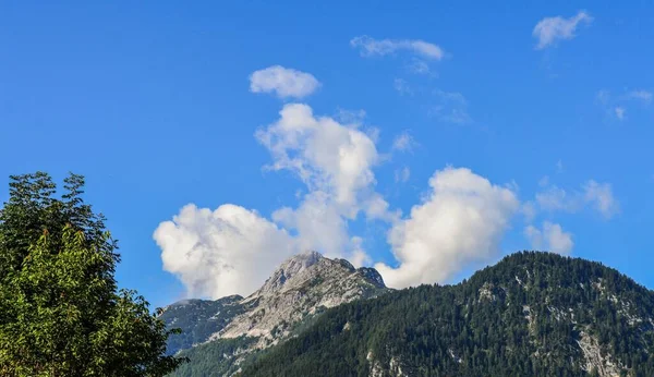 Una Toma Ángulo Bajo Del Fascinante Pico Montaña Contra Cielo — Foto de Stock