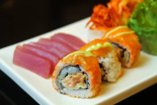 Algunos Rollos Sushi Delicadeza Decorados Con Hojas Lechuga Servidas Plato — Foto de Stock