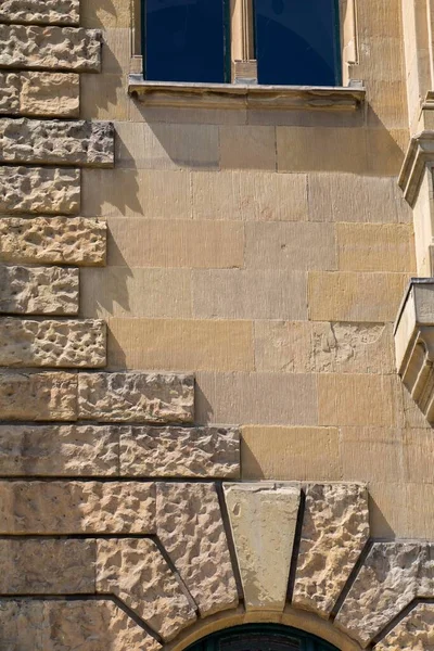 Vertikální Záběr Fasády Budovy Béžového Kamene — Stock fotografie