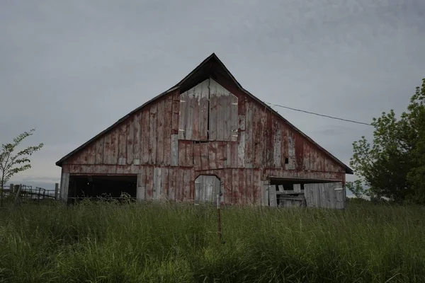 草のある古い納屋の眺め — ストック写真