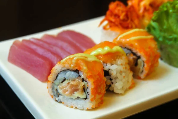 Alguns Rolos Sushi Gengibre Com Delicadeza Decoração Servidos Uma Bandeja — Fotografia de Stock