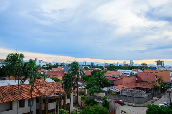 Tiro Bonito Dos Edifícios Modernos Entre Árvores Verdes Por Sol — Fotografia de Stock