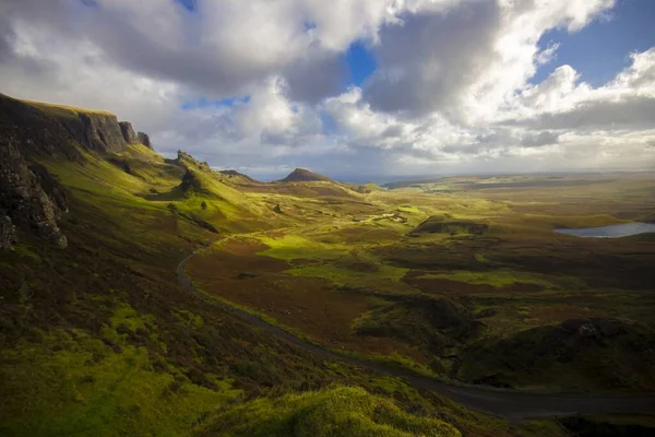 Una Toma Aérea Quiraing Isla Skye Escocia Bajo Cielo Azul —  Fotos de Stock