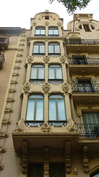 Tiro Ângulo Baixo Belo Edifício Amarelo Com Grandes Janelas Durante — Fotografia de Stock