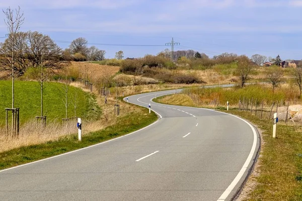 Tiro Bonito Uma Estrada Uma Área Rural Verde — Fotografia de Stock