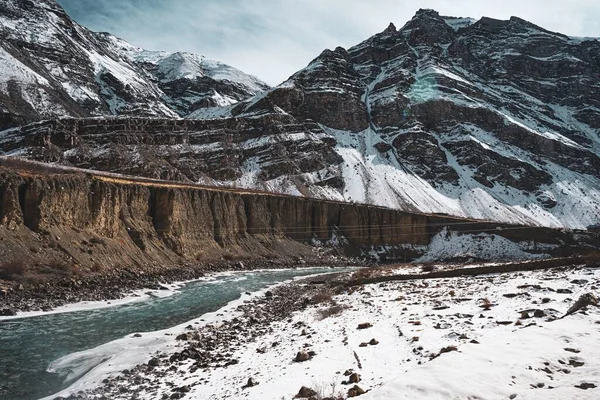 Córrego Água Com Montanhas Cobertas Neve Vale Spiti — Fotografia de Stock