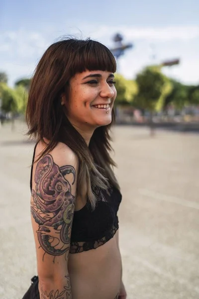 Una Joven Atractiva Mujer Caucásica Con Tatuajes Pie Calle Haciendo —  Fotos de Stock
