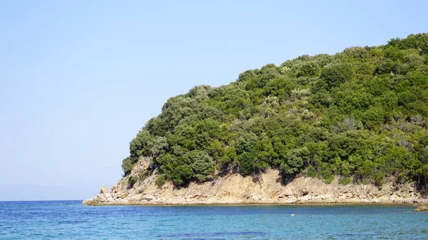 Eine Erstaunliche Aufnahme Einer Wunderschönen Insel Die Von Bäumen Bedeckt — Stockfoto