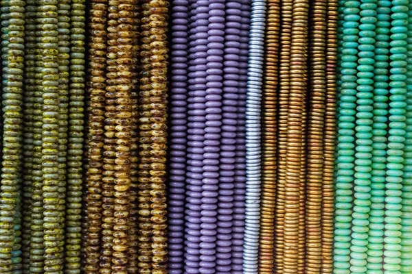 Крупный План Разноцветных Цепей Бусин — стоковое фото
