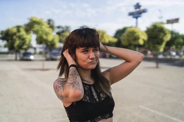 Una Joven Atractiva Mujer Caucásica Con Tatuajes Pie Calle Haciendo — Foto de Stock