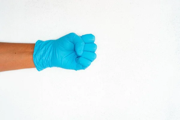 Tiro Close Uma Mão Pessoa Luvas Médicas Azuis Mostrando Sinal — Fotografia de Stock