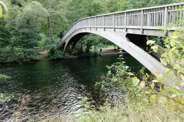 Uma Ponte Sobre Rio Parque — Fotografia de Stock