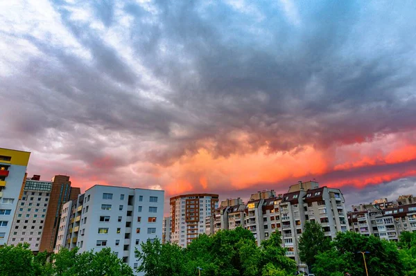 Colpo Paesaggio Edifici Con Uno Sfondo Cielo Rosa Nuvoloso — Foto Stock