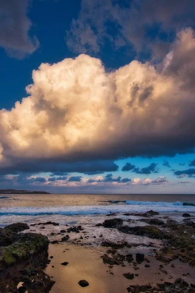 一幅迷人的美丽海岸的照片 描绘了海浪和云彩 — 图库照片
