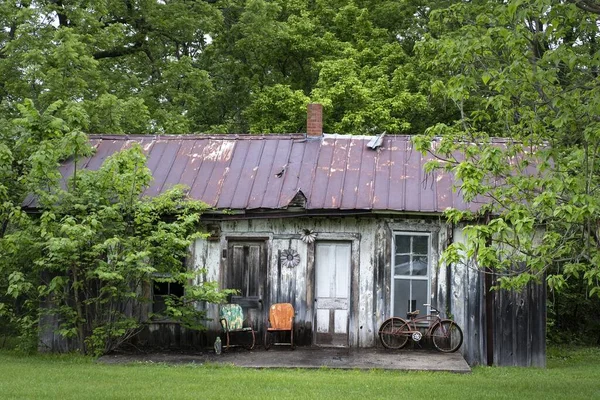 Belo Tiro Uma Casa Vintage Com Uma Bicicleta Fora Porta — Fotografia de Stock