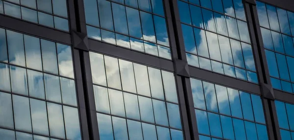 Eine Nahaufnahme Von Blauem Himmel Und Weißen Wolken Reflexion Auf — Stockfoto
