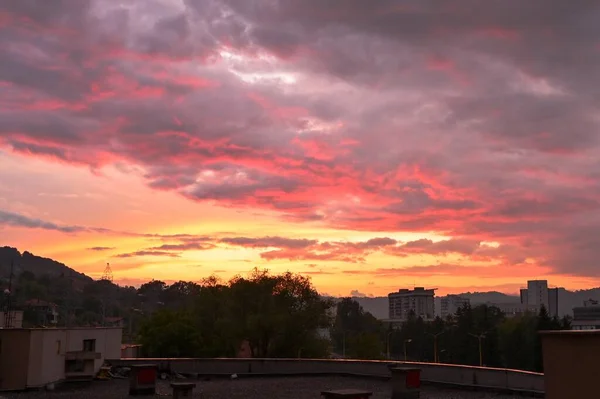 屋上からピンク色の紫色で魅惑的な夕日の風景のショット — ストック写真
