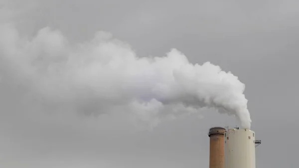 Uma Chaminé Industrial Com Gases Fumaça Saindo Conceito Poluição — Fotografia de Stock