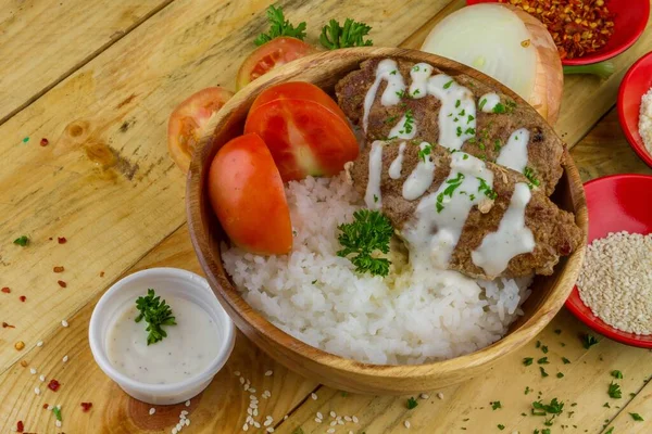 Bowl Rice Meat Tomatoes Garnish Some Fresh Vegetables Nearby — Stock Photo, Image