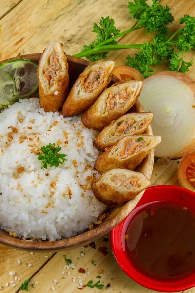 Rijst Gesneden Broodjes Met Kruiden Geserveerd Een Kom Met Saus — Stockfoto