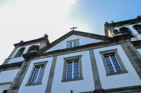 Eine Flache Aufnahme Der Schönen Fassade Einer Alten Kirche Unter — Stockfoto