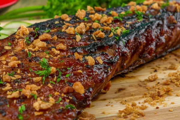 Grande Pedaço Carne Assada Decorado Com Verdes Temperos Uma Bandeja — Fotografia de Stock