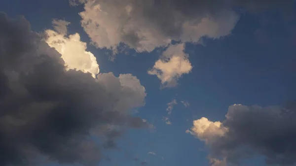 Sebuah Gambar Sudut Rendah Dari Awan Yang Indah — Stok Foto