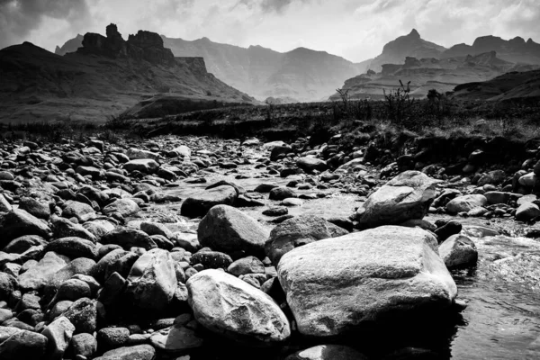 Šedivý Záběr Skal Zemi Nádhernými Horami Pozadí — Stock fotografie