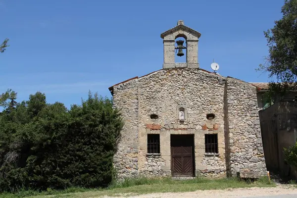 Disparo Bajo Ángulo Fachada Una Antigua Capilla Debajo Cielo Azul —  Fotos de Stock