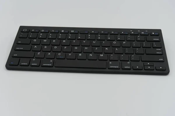 Primer Plano Teclado Inalámbrico Negro Aislado Sobre Fondo Blanco —  Fotos de Stock