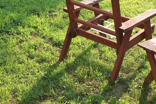 Μια Ξύλινη Μοντέρνα Και Άνετη Ξύλινη Καρέκλα Έξω Στο Έδαφος — Φωτογραφία Αρχείου