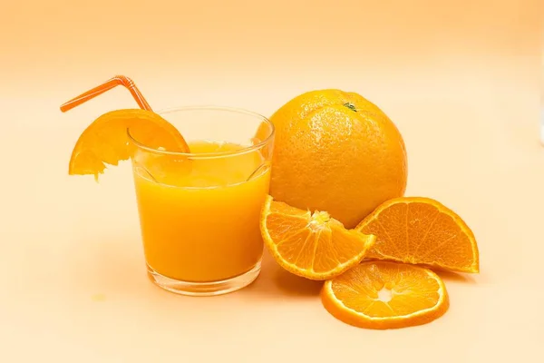 Eine Nahaufnahme Von Geschnittenen Orangen Und Einem Glas Mit Orangensaft — Stockfoto