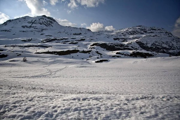 Eine Wunderschöne Landschaft Einer Berglandschaft Die Tagsüber Mit Schnee Bedeckt — Stockfoto