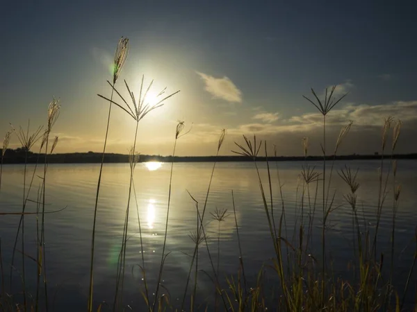 Eine Schöne Seenflucht Des Ruhigen Sees Über Den Sonnenuntergang Und — Stockfoto