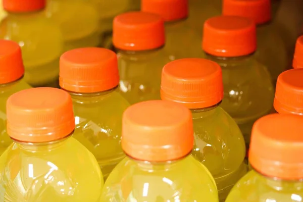 Een Close Shot Van Sinaasappelsap Plastic Flessen — Stockfoto