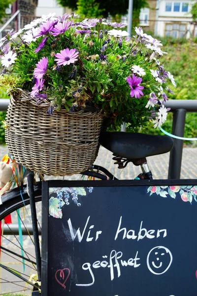 Eine Vertikale Aufnahme Eines Fahrrads Mit Einem Korb Voller Blumen — Stockfoto