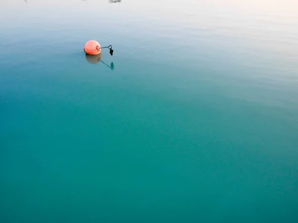 Tiro Ângulo Alto Uma Boia Bola Laranja Uma Superfície Água — Fotografia de Stock