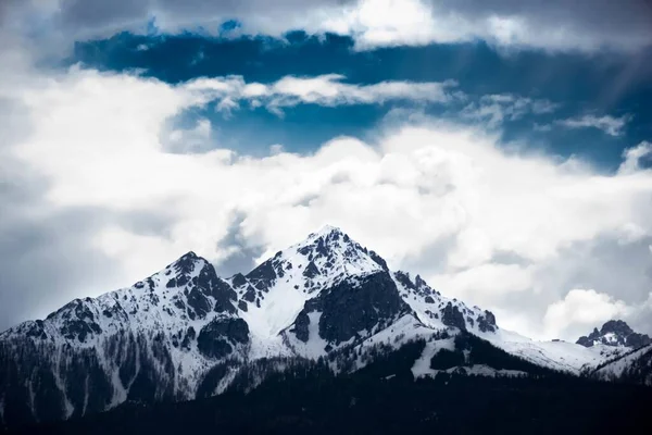 Красивый Пейзаж Горного Пейзажа Скалистыми Холмами Покрытыми Снегом Облачным Небом — стоковое фото