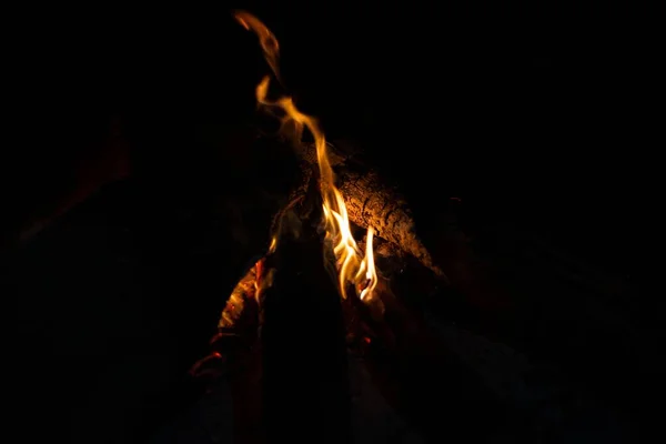 Ένα Κοντινό Πλάνο Μιας Φωτιάς Στο Έδαφος Νύχτα Ιδανικό Για — Φωτογραφία Αρχείου