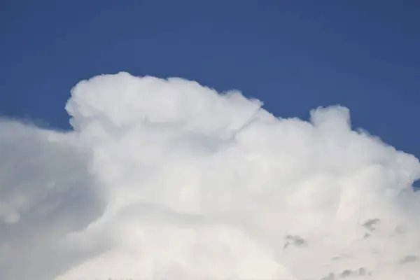 Sebuah Gambar Indah Dari Langit Biru Berawan Pada Siang Hari — Stok Foto
