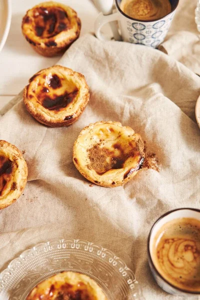 Uma Foto Vertical Deliciosas Tortas Ovos Portuguesas Com Uma Xícara — Fotografia de Stock