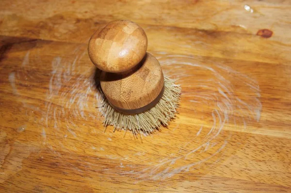 Een Close Shot Van Een Scheerkwast Houten Tafel — Stockfoto