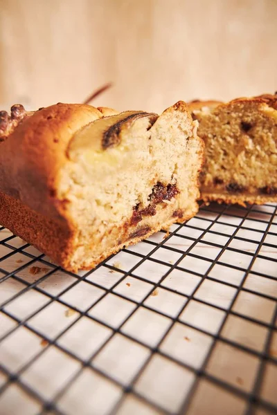 Close Uma Fatia Delicioso Pão Banana Com Pedaços Chocolate Noz — Fotografia de Stock