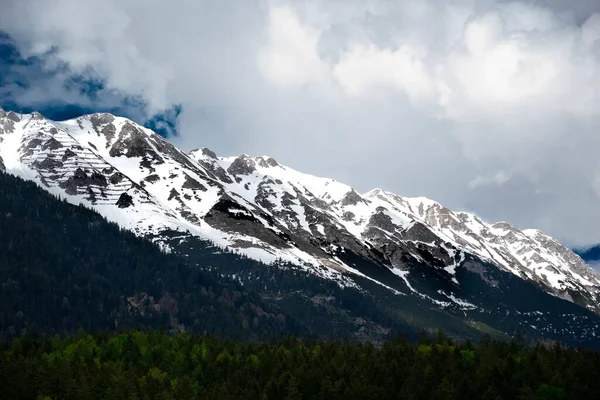 Eine Wunderschöne Landschaft Aus Schneebedeckten Bergen Der Landschaft Unter Dem — Stockfoto